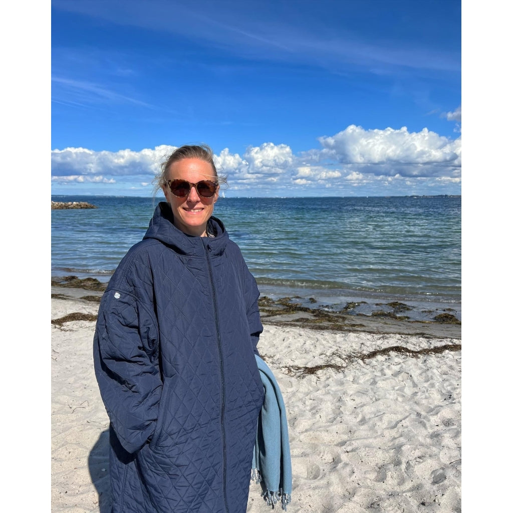 NORDBAEK Changing robe NORDBAEK Lazy Pool - windproof unisex with recycled fleece Change robe Navy